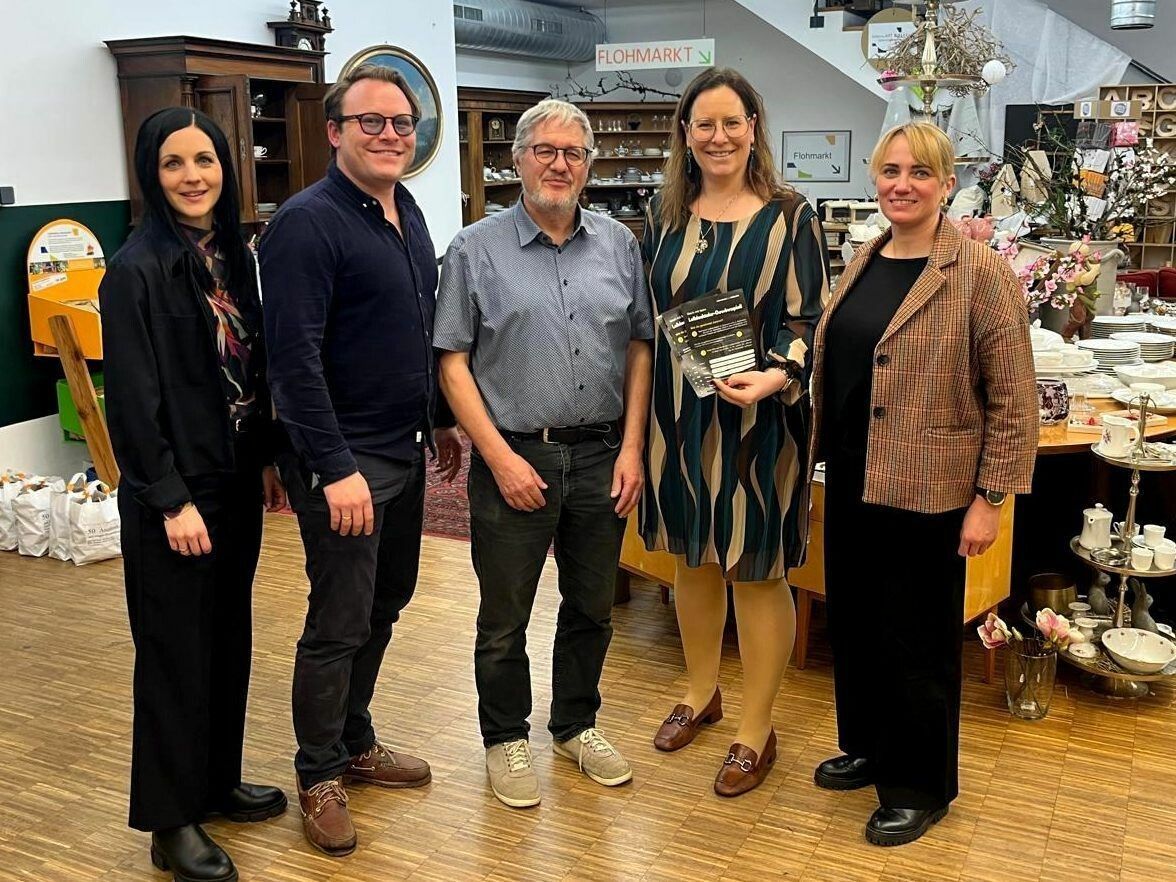 Das Führungsteam der Unternehmerbörse Leiblachtal mit Sabrina Jochum, Obmann Manuel Hehle, Petra Böck und Kathrin Fetz sowie dem Leiter des Brockenhauses Leiblachtal, Jürgen Buelacher (Mitte).⇒Manfred Schallert (6)
