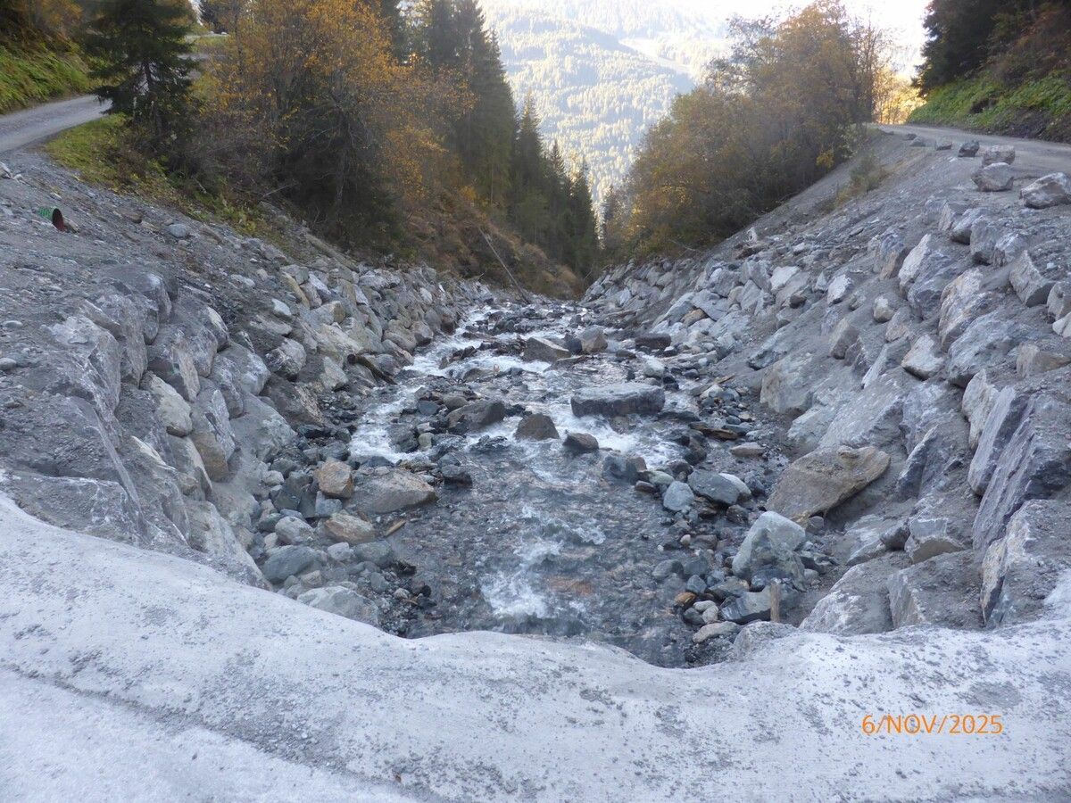 Das neu angelegte Raubettgerinne mit massiven Wasserbausteinen stabilisiert das Bachbett und schützt die Hänge vor Unterspülung.