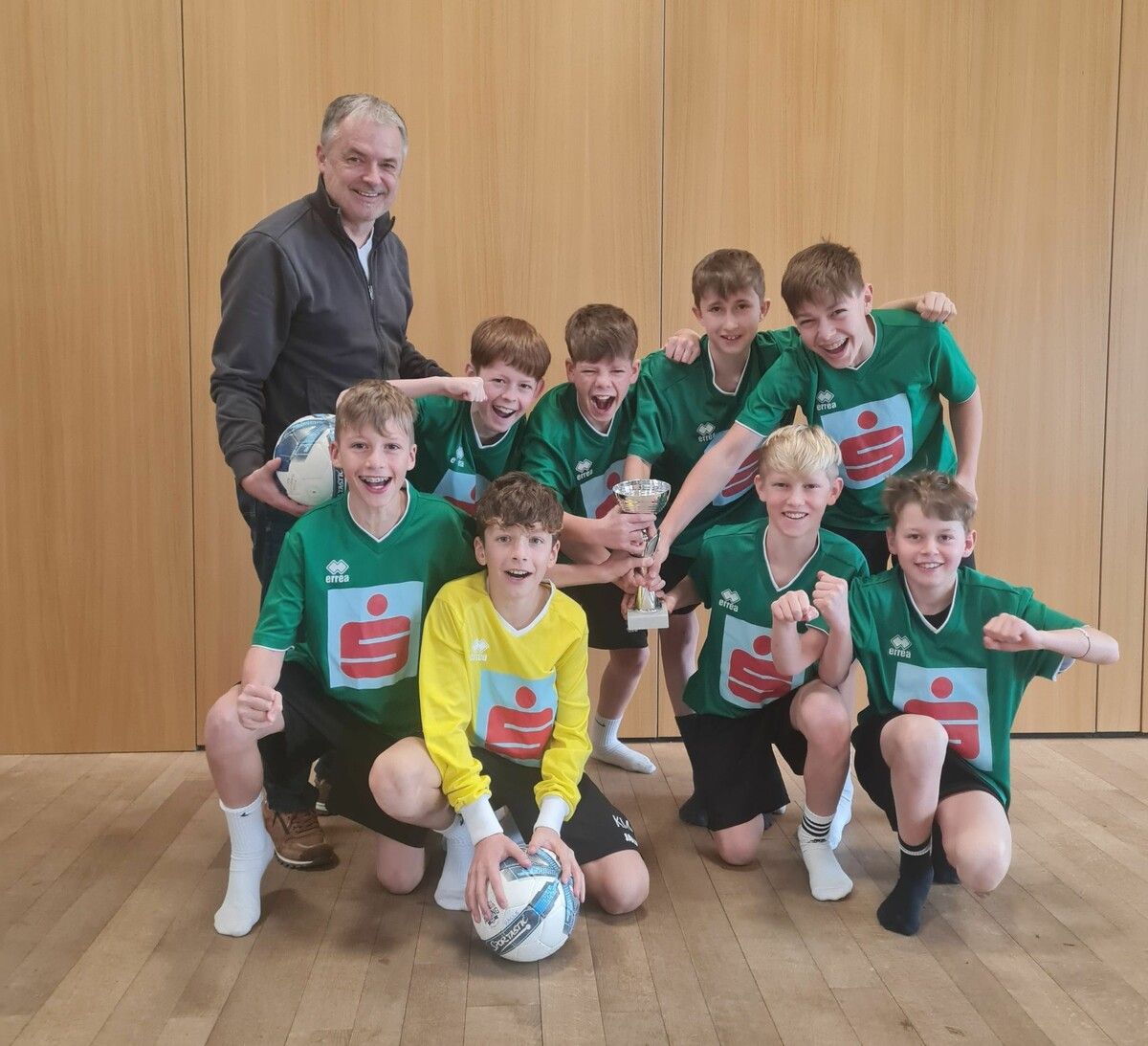 Das Team der Mittelschule Egg holte den Meistertitel beim Bregenzerwälder Schülerliga-Hallenturnier. ⇒NAM