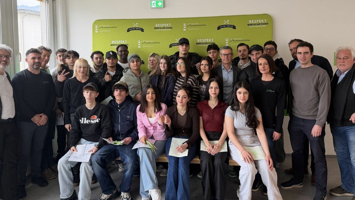 Das Team vom Leuchtturm und die 24 Absolventen hatten allen Grund zu feiern - alle 144 Prüfungen wurden bestanden.⇒ CTH