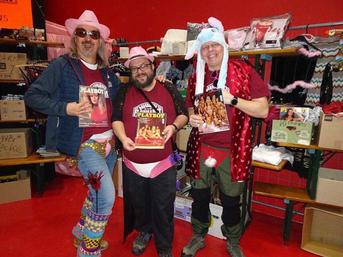 Das Trio in der Unterwäsche-Abteilung sorgte wieder für eine lustige Stimmung, die es so nur bei diesem Flohmarkt zu erleben gibt. ⇒CTH