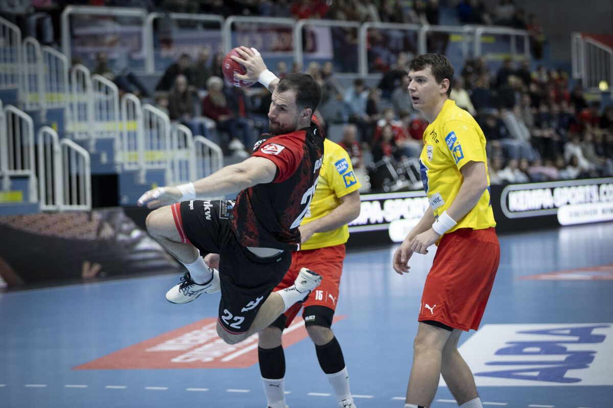 Dejan Babic fixierte in der letzten Spielminute mit zwei Toren den glücklichen 35:32-Erfolg des Alpla HC Hard.⇒Aleksandra Köss