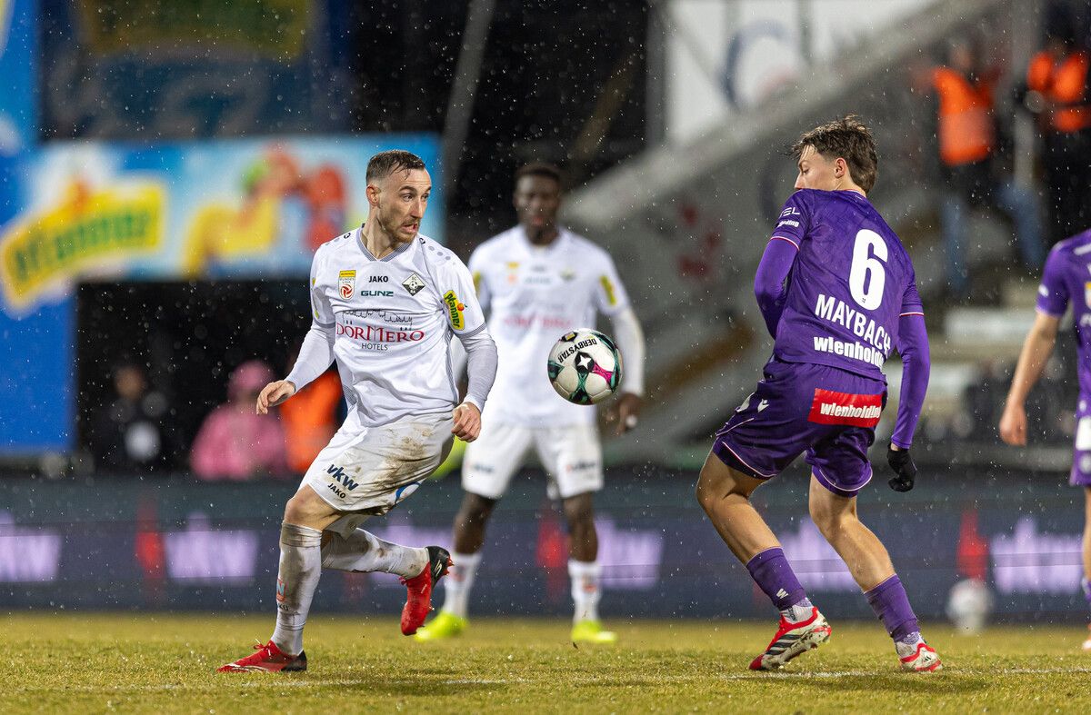 Den Ball und den Gegner stets im Blickfeld. Mike Bähre sorgt im Altacher Mittelfeld für viel Stabilität.⇒gepa