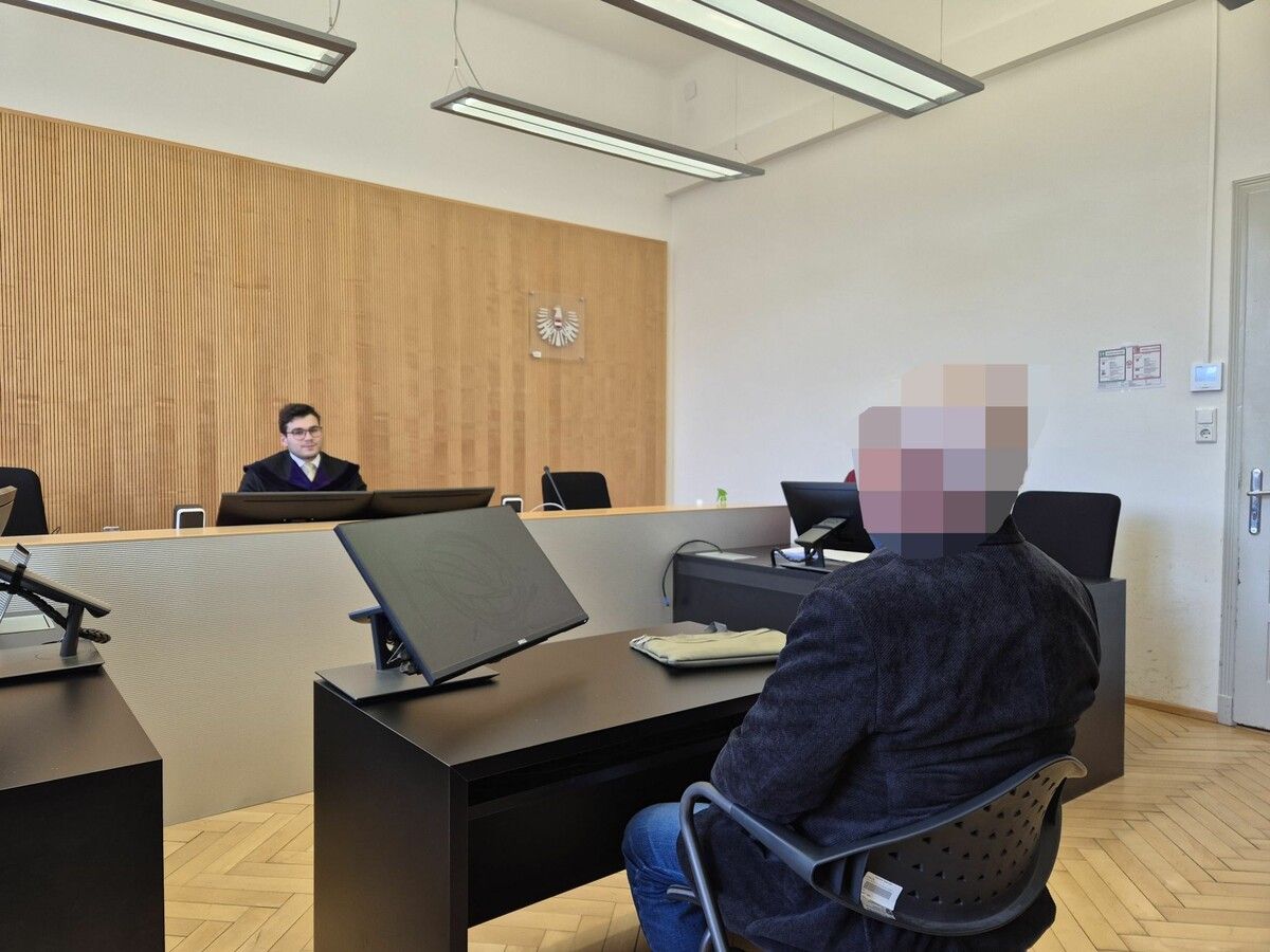 Der Angeklagte bei der Verhandlung am Landesgericht Feldkirch. ⇒eckert