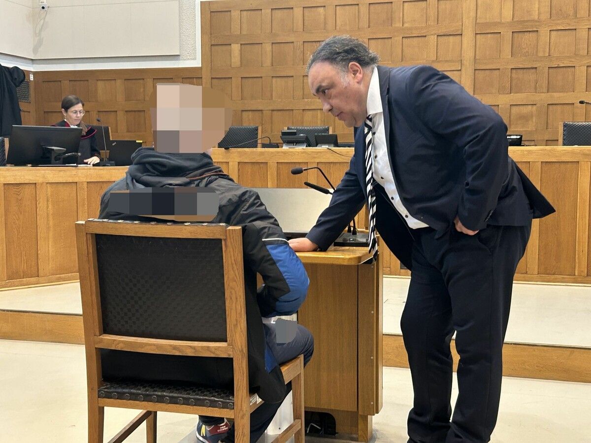 Der Angeklagte beim ersten Prozess am Landesgericht Feldkich mit seinem Verteidiger Yücel Yildirim. ⇒VN/GS