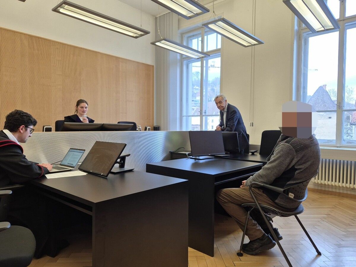 Der Angeklagte mit seinem Verteidiger Bertram Grass vor Richterin Lea Gabriel.⇒EC