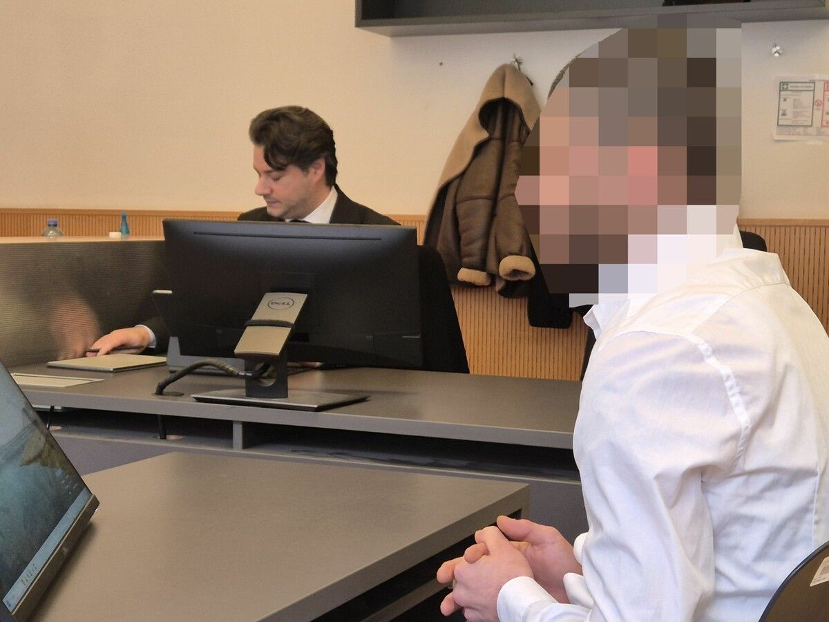 Der Angeklagte mit seinem Verteidiger Halil Arslan bei der Verhandlung am Landesgericht Feldkirch.⇒eckert