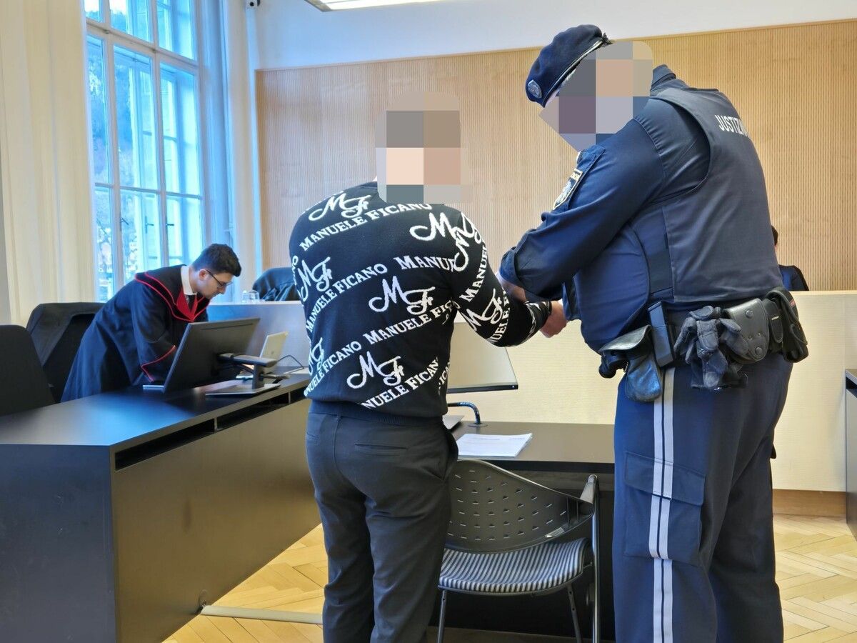 Der Angeklagte wird zur Verhandlung in den Verhandlungssaal geführt.⇒eckert