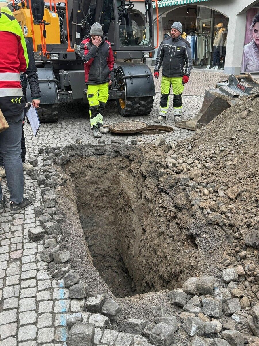 Der Aushub ist über 2 Meter tief und liefert wertvolle Daten.