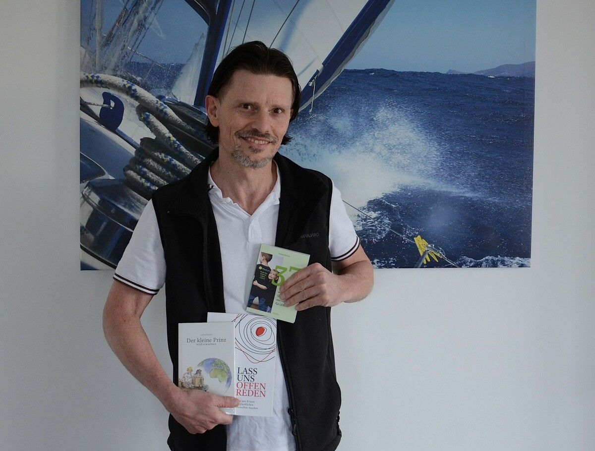 Der Autor hat bisher drei Bücher veröffentlicht. Am vierten arbeitet er bereits. ⇒HRJ