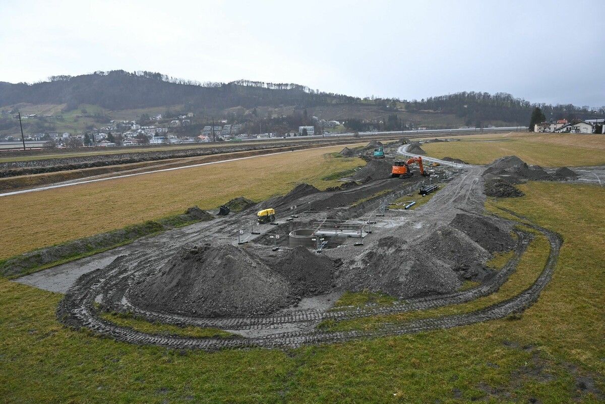 Der Baufortschritt der neuen Trinkwasserbrunnen im Rheinvorland ist deutlich zu erkennen.⇒Bernadette von Sontagh