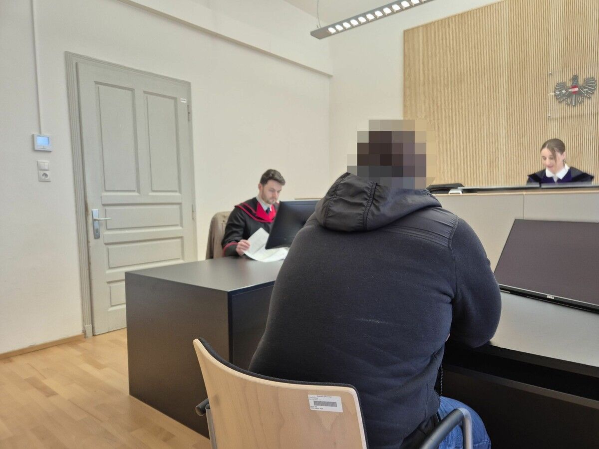 Der Beschuldigte bei der Verhandlung am Landesgericht Feldkirch.⇒VN