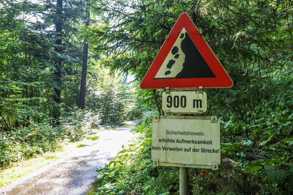 Der bestehende Radweg ist regelmäßig von Steinschlägen bedroht.⇒VN/steurer