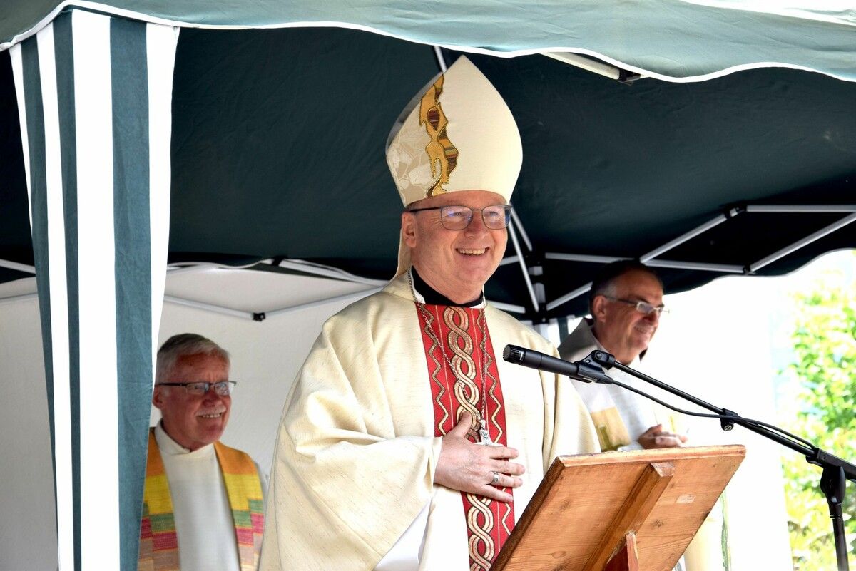 Der Bischof der Diözese Feldkirch, Benno Elbs, im Jahr 2022, bei einer Messfeier im Garten des Klosters Gauenstein – wo Schwestern des Ordens der Heiligen Klara leben – in Schruns.⇒Gerhard Scopoli (2)