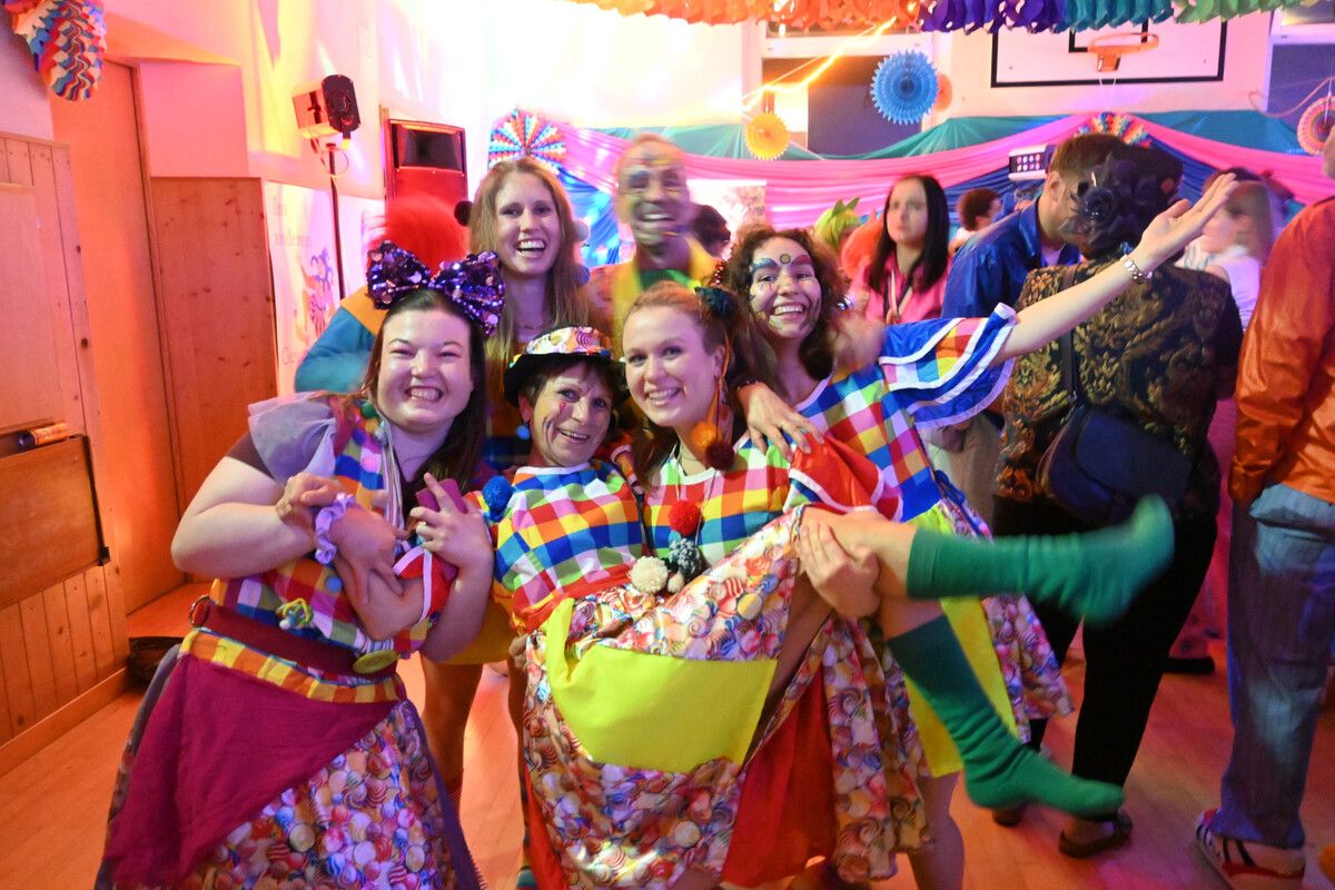 Der Botscha‑Ball lockte mit Musik, Tanz und guter Laune zahlreiche Gäste in die Turnhalle.
              ⇒
              Turnerschaft Hard