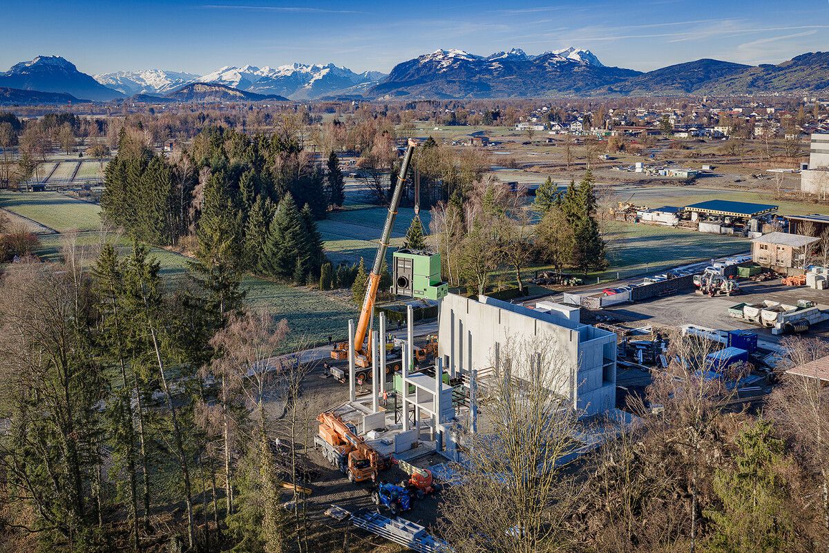 Der Einhub des Heizkessels im Biomasseheizwerk der Kelag Energie & Wärme in Lustenau.⇒Kelag