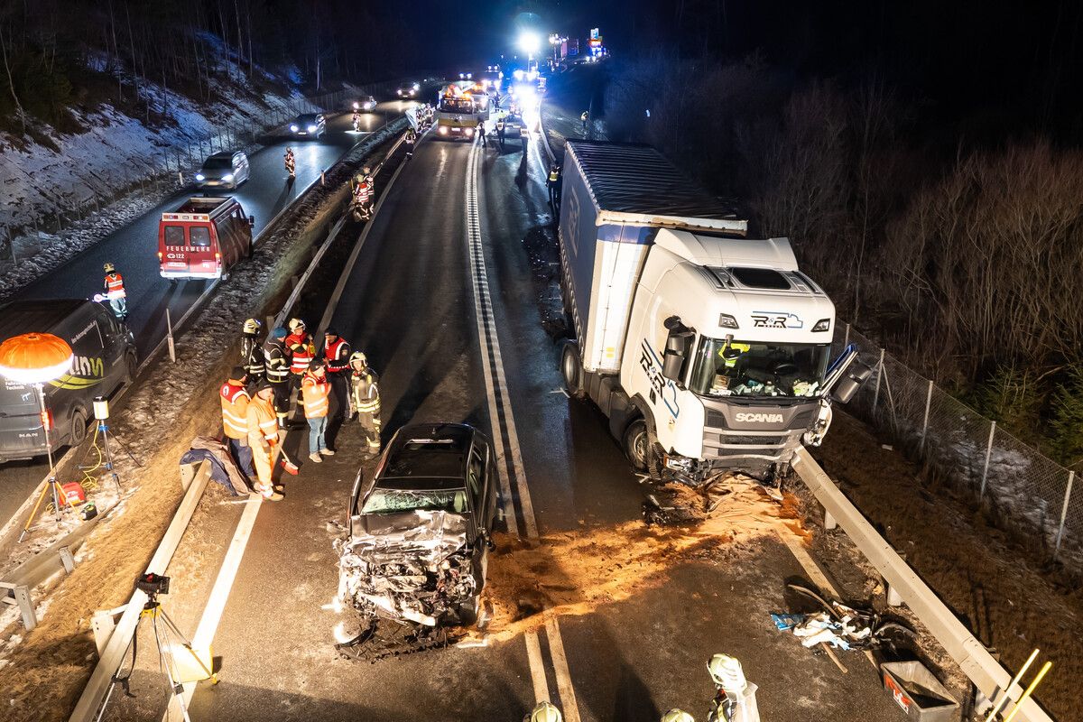 Ein schwerer Unfall auf der S16 forderte ein Todesopfer und zahlreiche Verletzte. »A8
