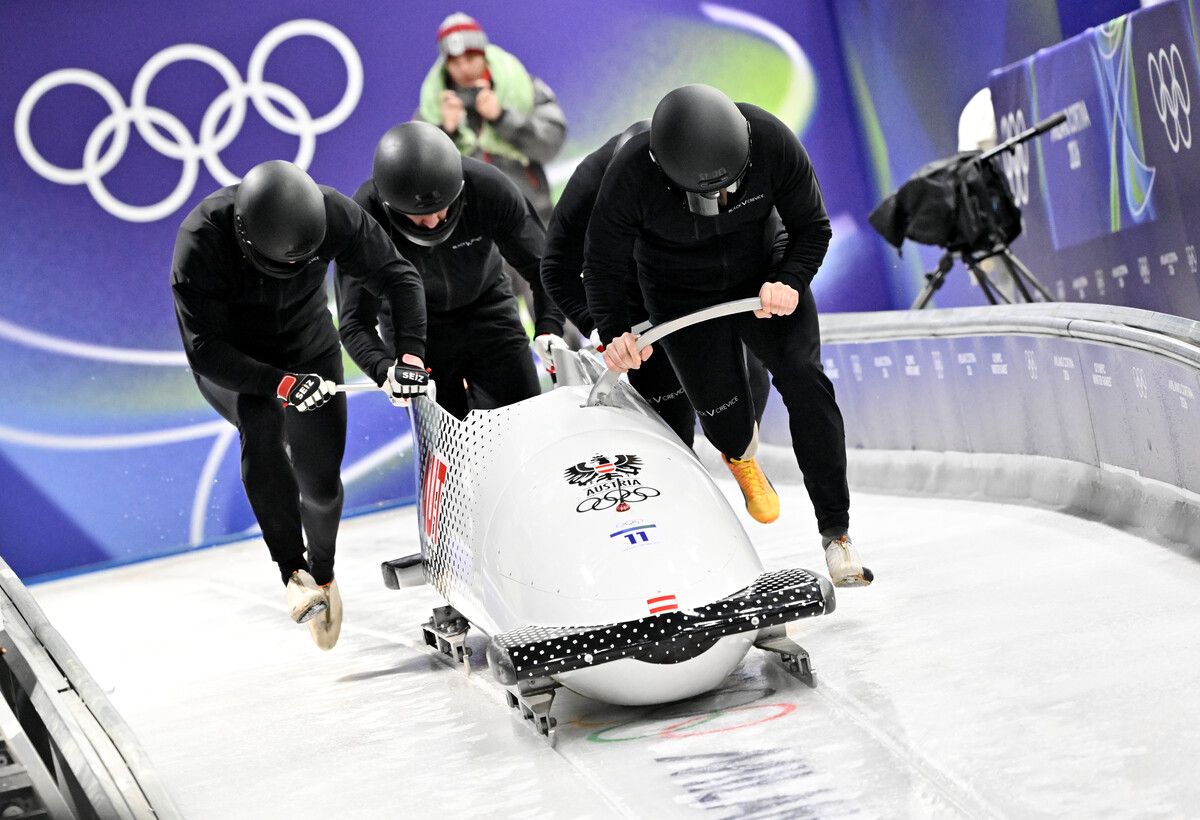 Der Feldkircher Kristian Huber (2. v. l.) mit seinen Viererkollegen Sascha Stepan, Markus Sammer und Pilot Markus Treichl.⇒GEPA