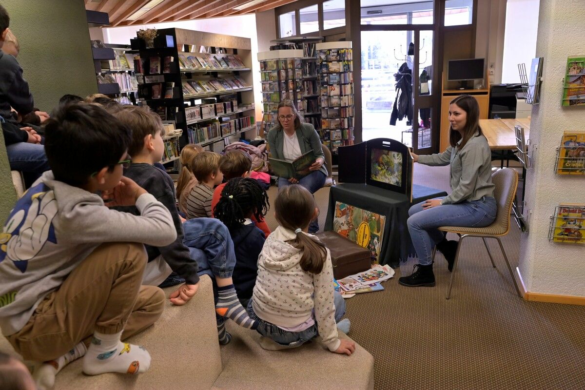 Der Gemeindespaziergang in die Bibliothek bot Einblicke hinter die Kulissen und eine kindgerechte Einführung in das Thema Demokratie.⇒Marktgemeinde