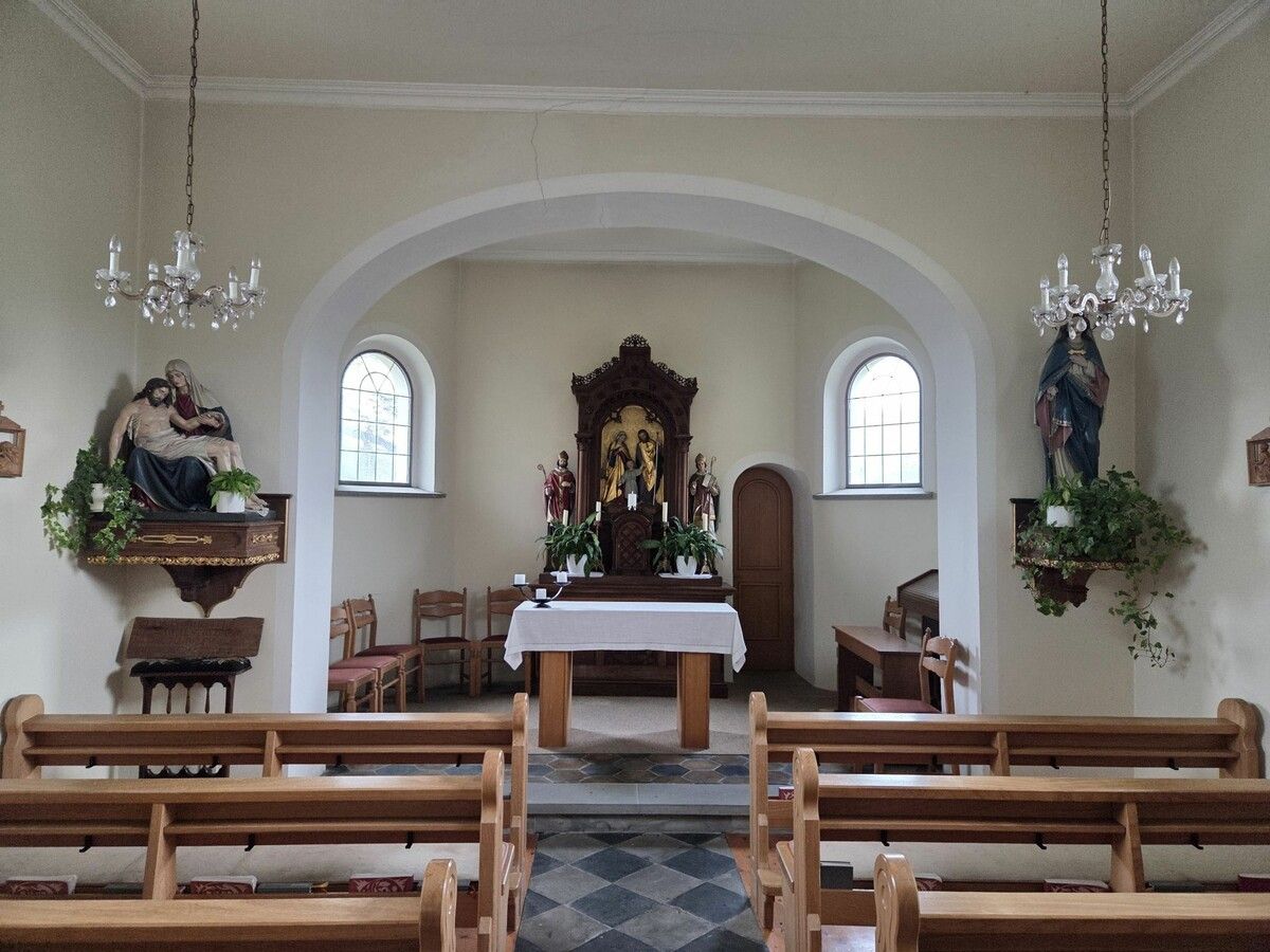 Der helle Innenraum mit Marienaltar in der Apsis.
