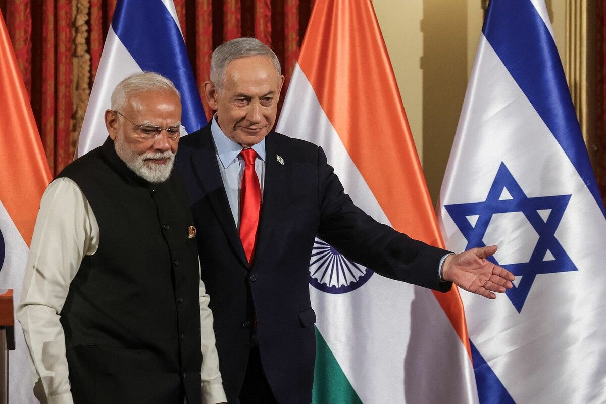 Der israelische Ministerpräsident Benjamin Netanjahu und sein indischer Amtskollege Narendra Modi verlassen nach einer Pressekonferenz in Jerusalem den Saal.