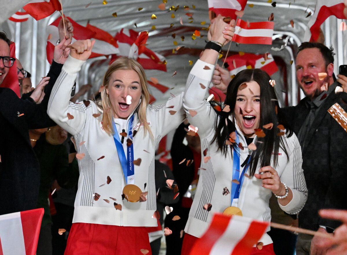 Der Jubel war groß, als die „Golden Girls“ Ariane Rädler (links) und Katharina Huber dem Austriahaus ihren Besuch abstatteten.⇒gepa