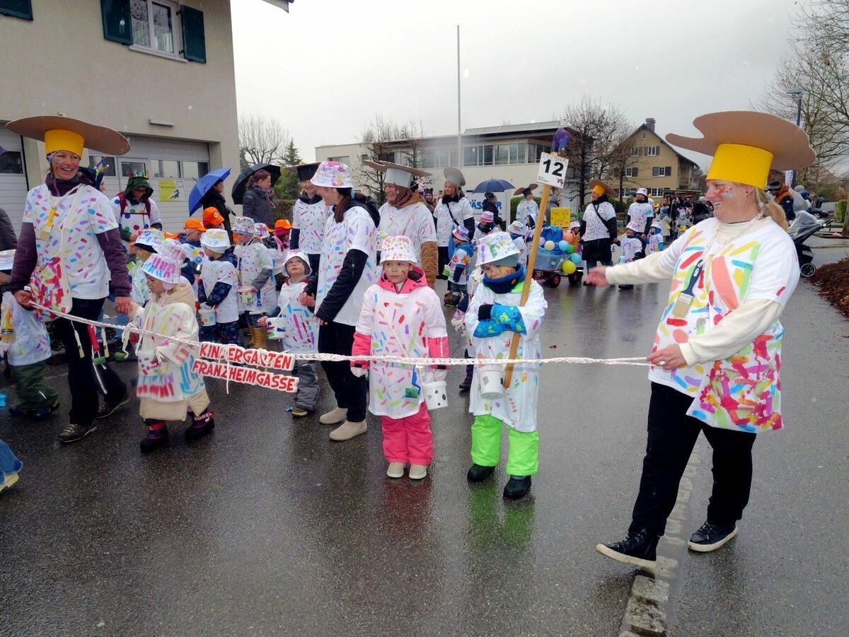 Der Kindergarten Franz-Heim-Gasse war als bunt getünchte Malertruppe am Start.Henning Heilmann