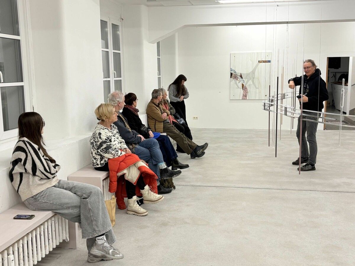 Der künstlerische Leiter des Kunstforum Montafon (KFM), Roland Haas, hier bei einer Führung durch die laufende Ausstellung „Discard a Shape at Last“ (Bianca Phos – Markus Proschek) im KFM in Schruns.⇒sco