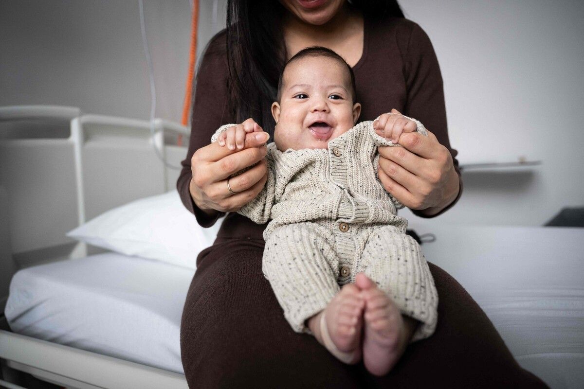 Der mittlerweile drei Monate alte Issa hat zwar noch eine kleine Geschwulst im unteren Gesichtsbereich, ist aber ein fröhliches und aufgewecktes Baby.⇒afp
