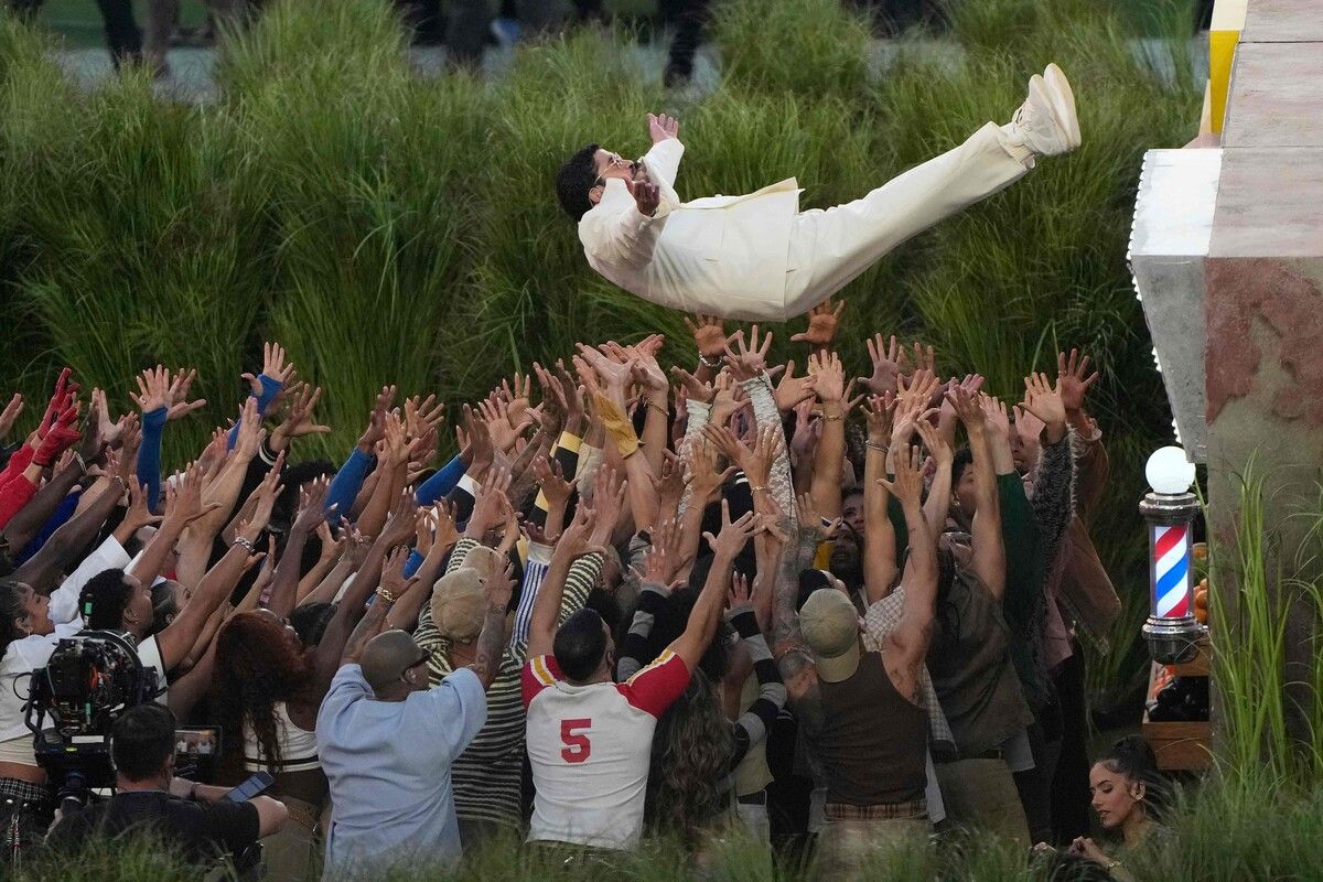 Der puerto-ricanische Star Bad Bunny beim Stagediving während seines Konzerts beim Superbowl in Kalifornien.
