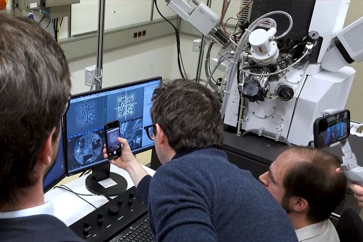 Der QR-Code ist so winzig, dass er nur mit Elektronenmikroskop erkennbar ist.⇒AFP