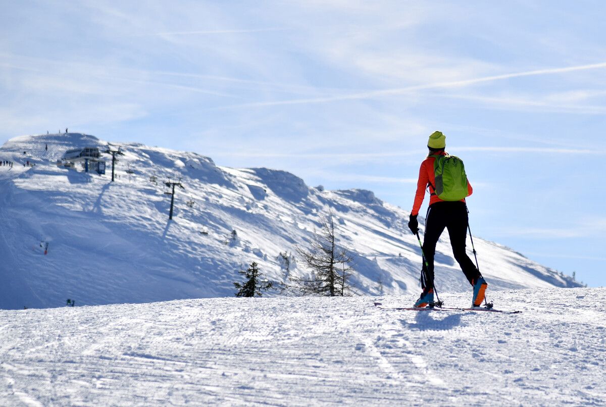 Der Skitourengeher war bergauf unterwegs, als es zur Kollision kam. ⇒symbolbild/apa