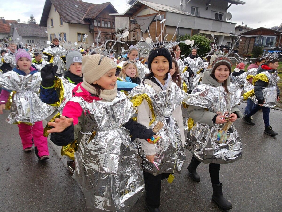 Der Wettergott meinte es gut mit den Mäschgerle – pünktlich zum diesjährigen Umzug der Hatler Schulen machte der Regen Pause. ⇒CTH (3)