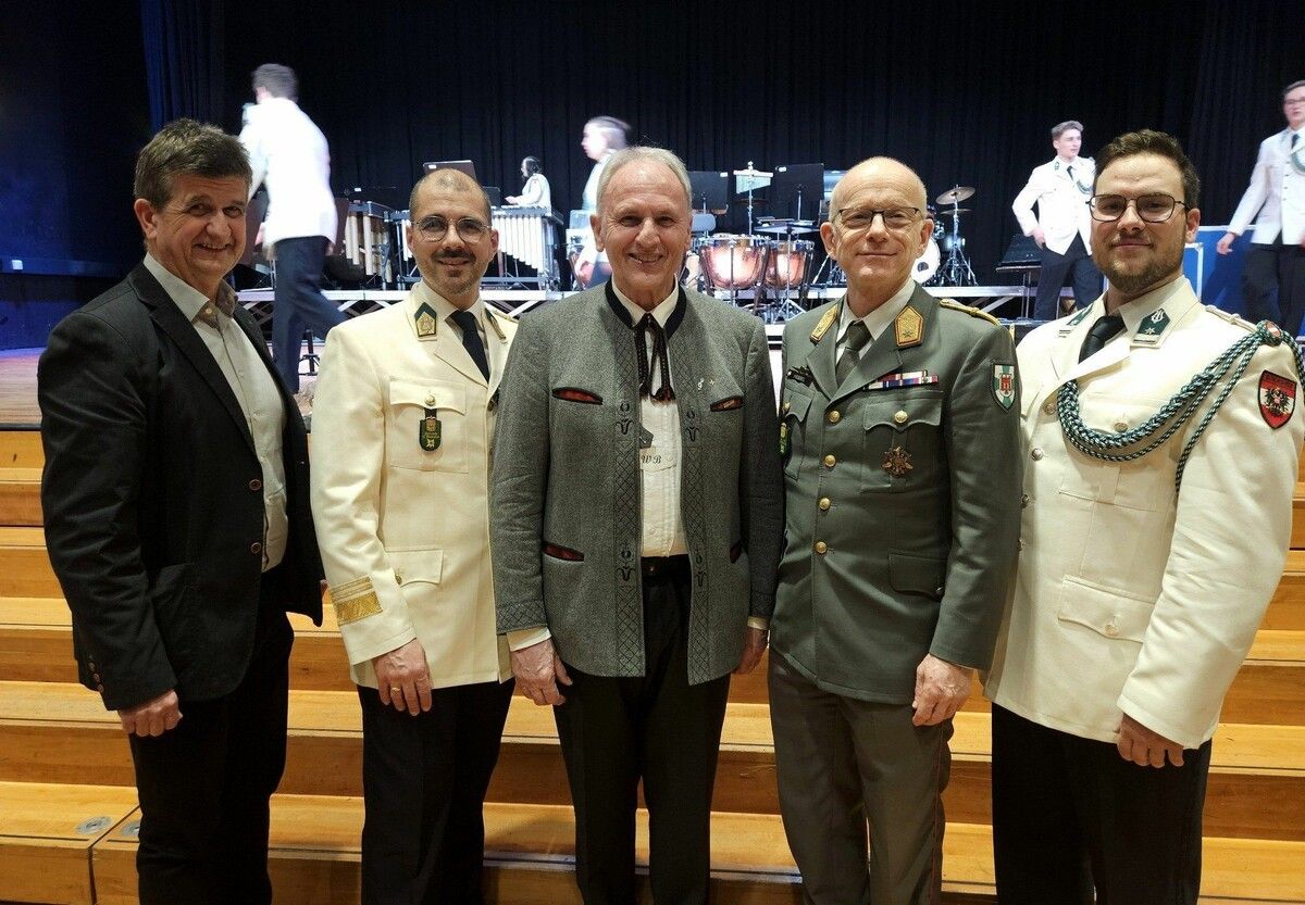 Der wiedergewählte Vorstand der Militärmusikfreunde Vorarlbergs mit dem Militärkommandanten: Obmann-Stv. und Schriftführer Erik Brugger (v. l.), Kapellmeister Oberstleutnant Wolfram Öller, Obmann Wolfram Baldauf, Brigadier Gunther Hessel und Kassier Wachtmeister Thomas Rüscher (v. l. n. r.).⇒Manfred Schallert (3)