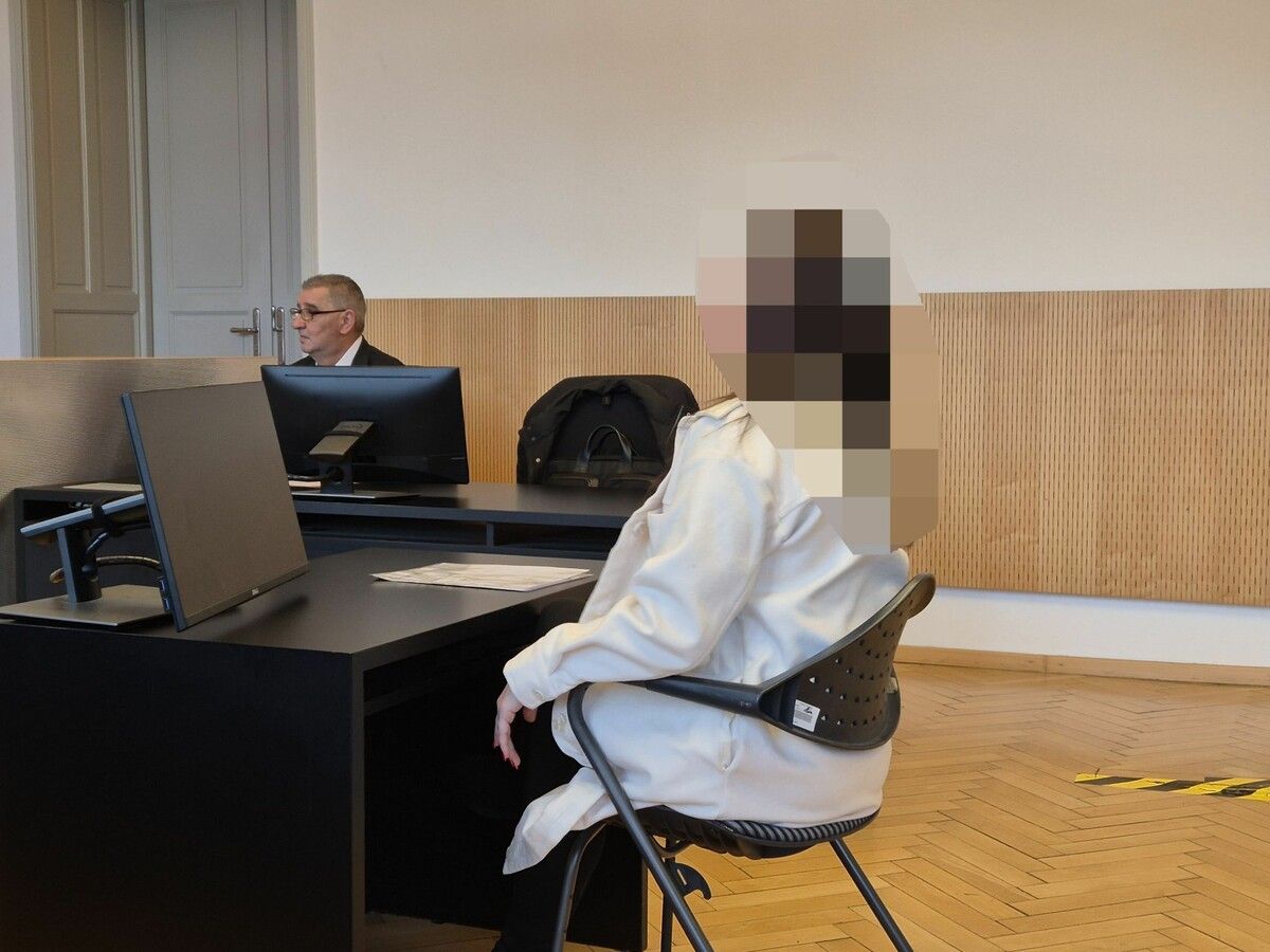 Die Angeklagte mit ihrem Verteidiger German Bertsch bei der Verhandlung.⇒ec