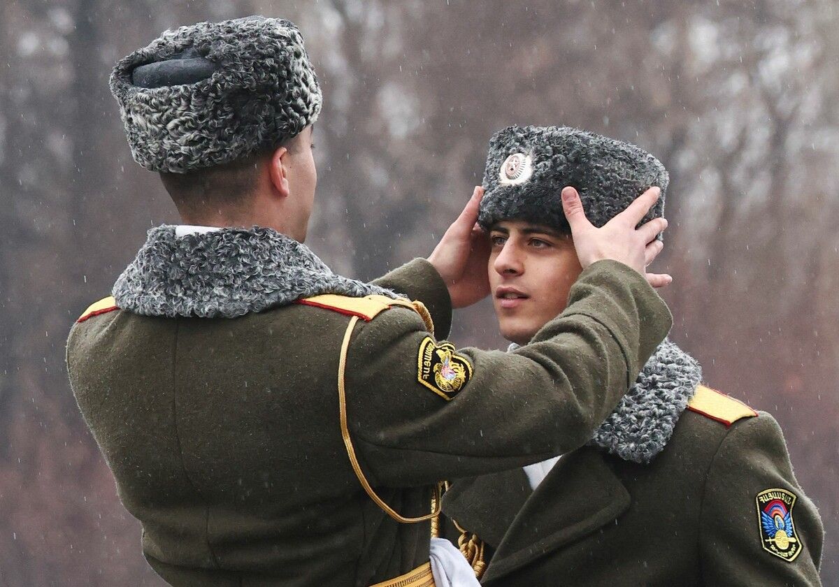 Die armenische Ehrengarde bereitet sich auf die Ankunft des US-Vizepräsidenten Vance vor, der das Tsitsernakaberd-Denkmal besucht.