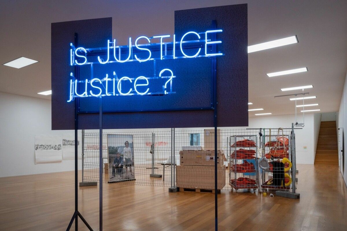 Die Ausstellung lotet zwischen Tauschkäfig, Waste Room und Zeichnung die Grundlagen unseres Wirtschaftens aus.⇒Sandra Maier