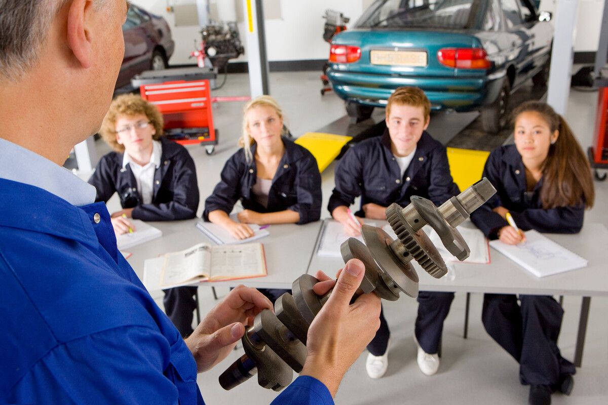 Die Begeisterung für eine Lehrausbildung soll wieder zunehmen. Bietet sie doch attraktive und interessante Berufsperspektiven.⇒Shutterstock