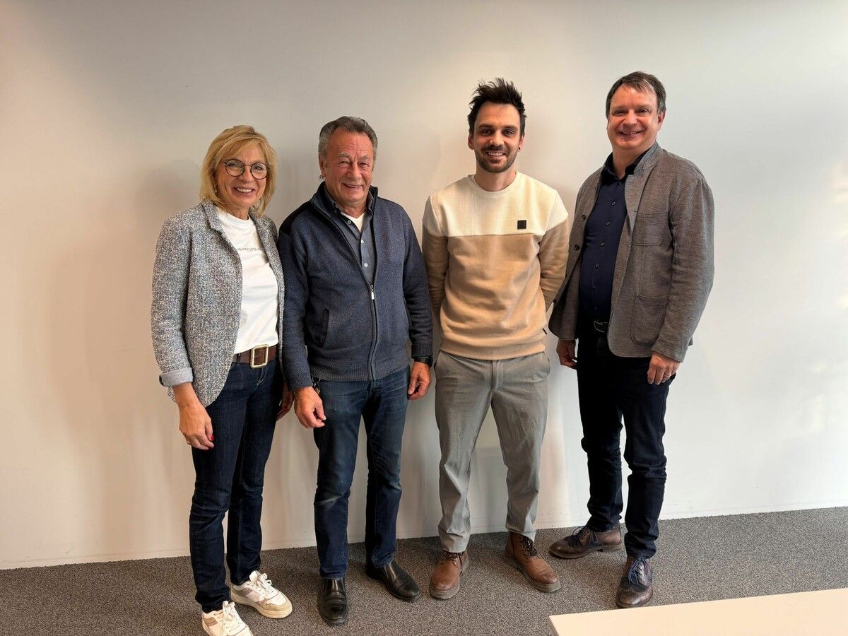 Die beiden Inhaber Engelbert Burtscher (2. v. l.) und Philipp Tomaselli (re.) mit dem Geschäftsführungsduo von Burtscher Böden: links Monika Burtscher, 2. von rechts Michael Gabriel.⇒ fa (2)