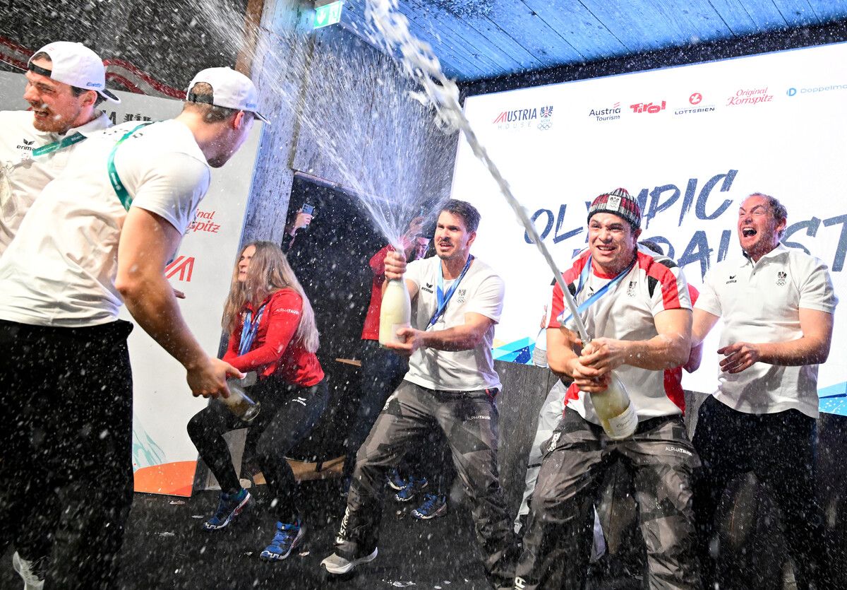 Die Bludenzer Thomas Steu und Jonas Müller (rechts) ließen bei der Feier die Sektkorken knallen.⇒apa