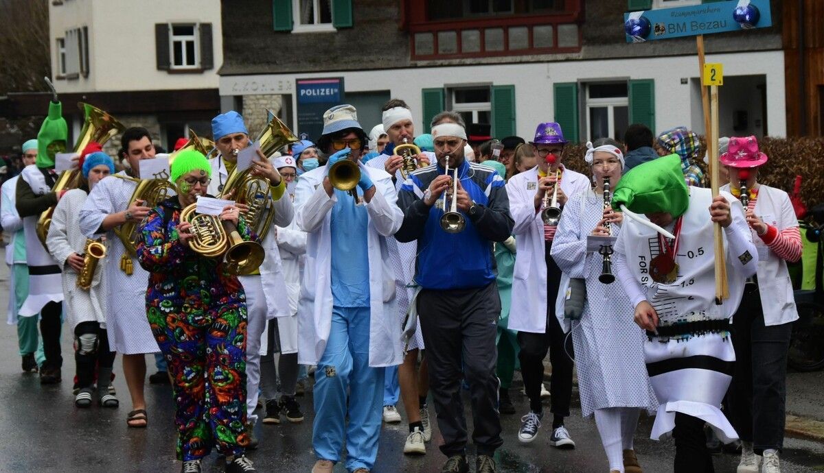 Die Bürgermusik Bezau bringt das Landeskrankenhaus ins eigene Dorf. ⇒Merbod Sohm