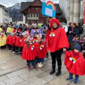 Kindergartenkinder zogen um den Marktplatz