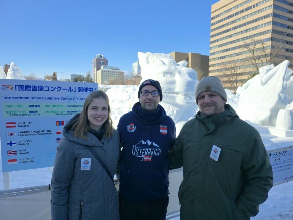 Die drei Vorarlberger vor ihrer fertigen Skulptur. ⇒zVg (3)