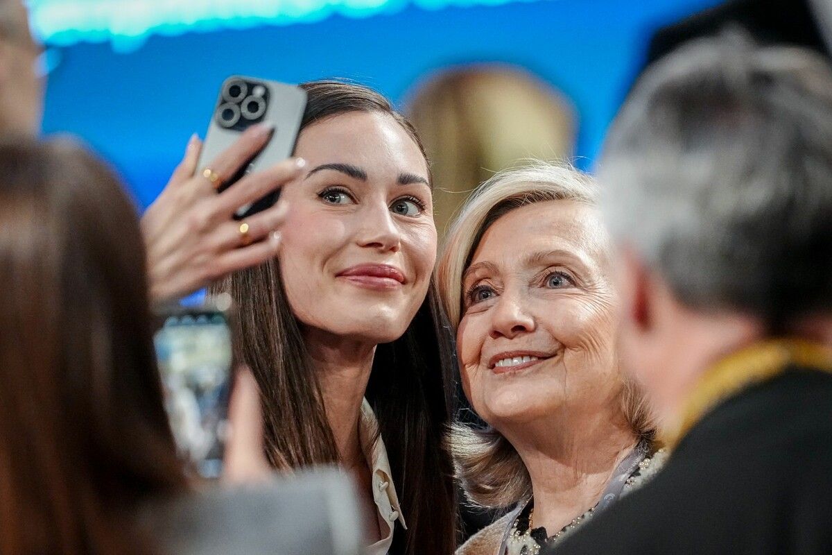 Die ehemalige finnische Ministerpräsidentin Sanna Marin und Hillary Clinton, ehemalige US-Außenministerin, machen zusammen ein Selfie bei der 62. Münchner Sicherheitskonferenz.
