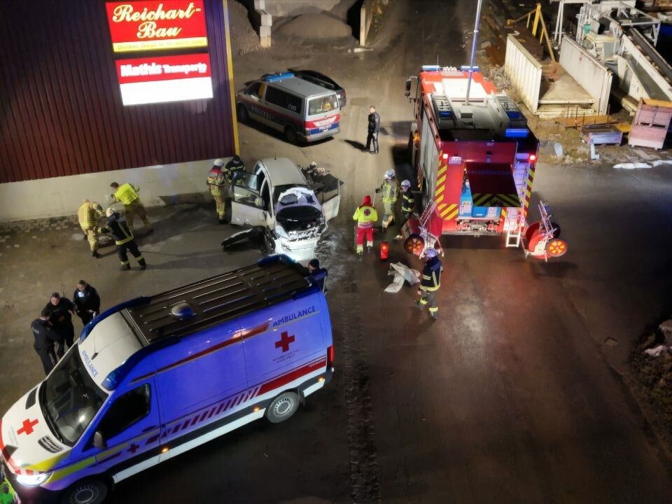 Die Einsatzkräfte eilten den vier Verunfallten im Alter von 17 und 18 Jahren im Industriegebiet zur Hilfe. ⇒Shourot (2)