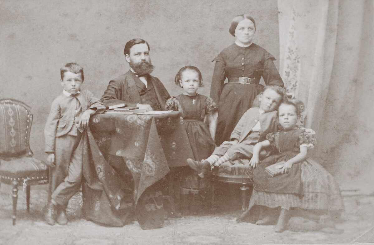 Die Familie Michael und Elisabeth Sohm um 1868 mit den Kindern Oskar, Amalia, Eugen und Elisabeth. Die Söhne Viktor und Robert wurden erst nach diesem Fototermin geboren. Gebrüder Bopp