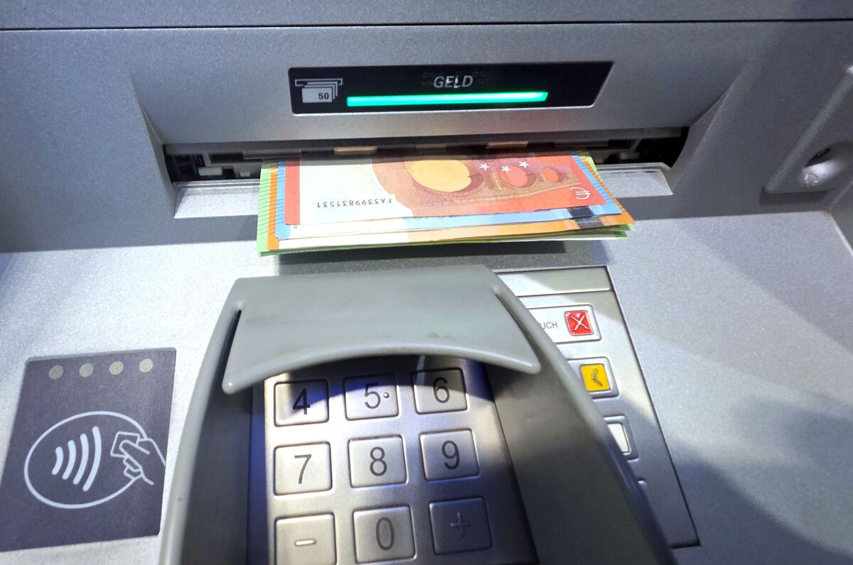 Die Frau überließ dem Verdächtigen auch ihre Bankomatkarte.⇒APA/Symbol