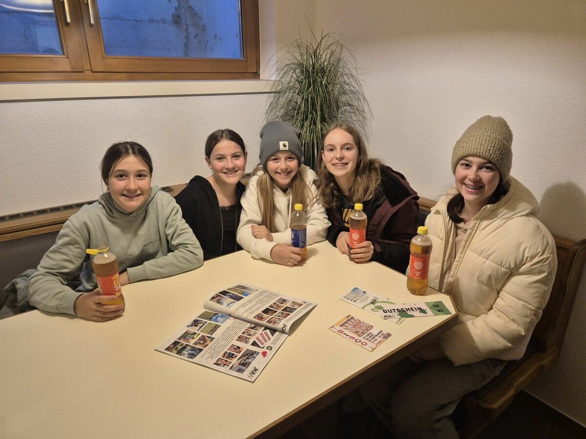 Die Freundinnen Lina, Klara, Lina, Kathrin und Elenor (v. l.) schauten sich den neuen Jugendraum in Ludesch an.⇒ VN/JUN (3)