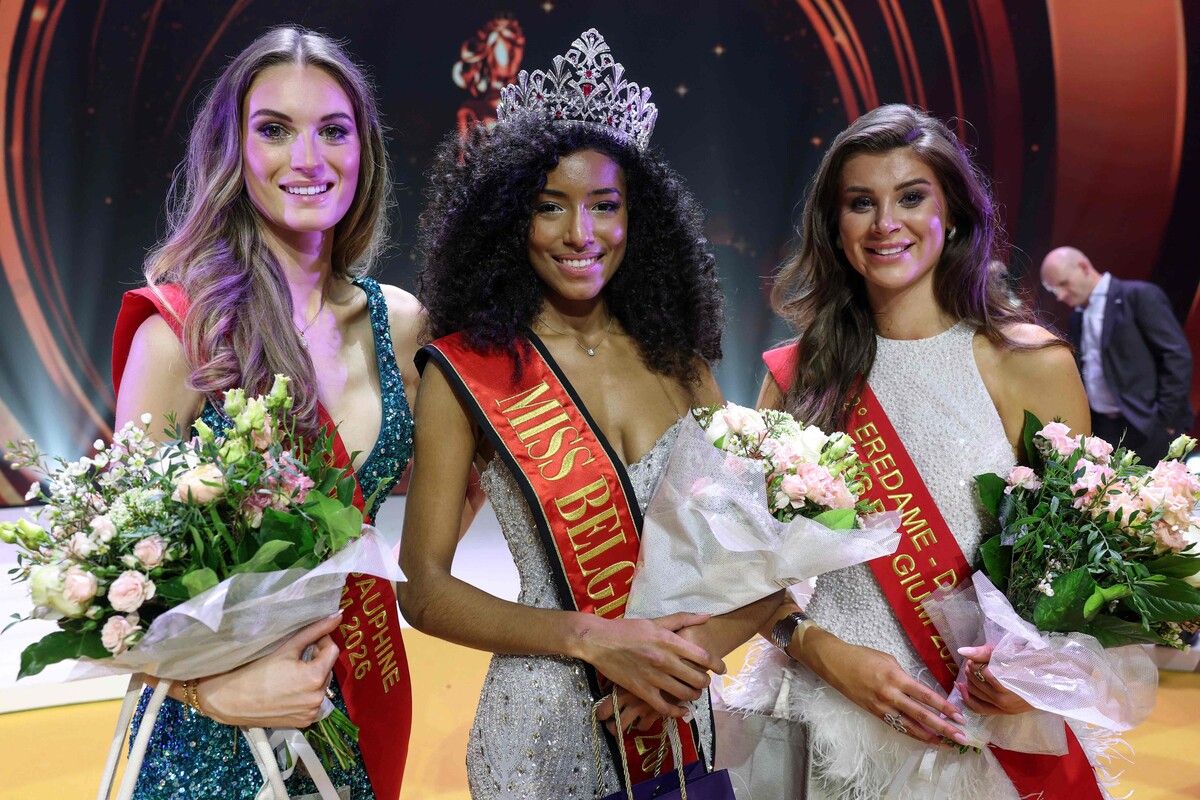Die frisch gewählte Miss Belgien 2026 Olga Lombardo posiert mit der Zweitplatzierten Justine Tack (l.), und der Drittplatzierten Aicha Verheye für das Siegerfoto. AFP (4)