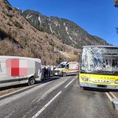 Kollision zwischen Lieferwagen und Landbus